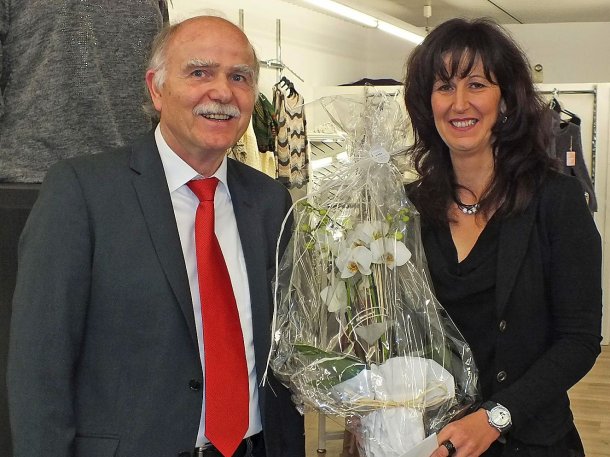 Stellvertretend für Stadtbürgermeister Michael Thiesen gratuliert der Erste Beigeordnete der Stadt Höhr-Grenzhausen, Herr Michael Stahl, Frau Koopmann zur Geschäftseröffnung und wünscht viel Glück und Erfolg.