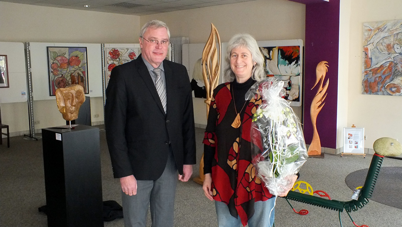 Stadtbürgermeister Michael Thiesen gratuliert Frau Levy zur Eröffnung und wünscht am Standort Höhr-Grenzhausen viel Glück und Erfolg.